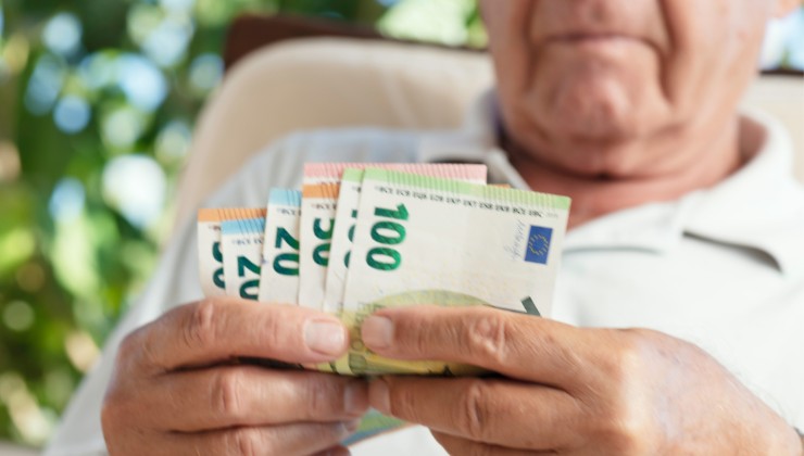 Assegno da 1380 euro garantito con il Decreto Anziani 2024