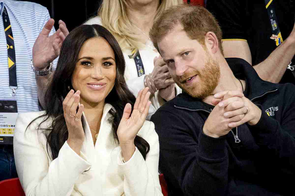 Meghan Markle imbarazzo duchessa dovuta allontanare